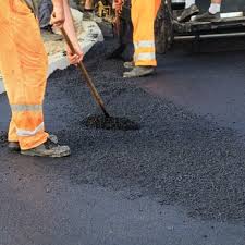 Best Asphalt Driveway Installation  in St Petersburg, FL